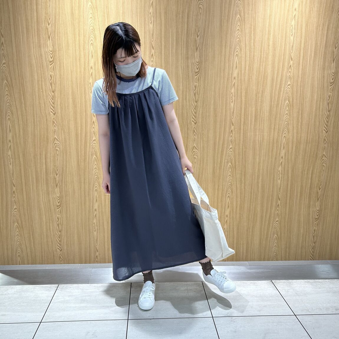 女性スタッフ　キャミソールワンピース　チャコールグレー