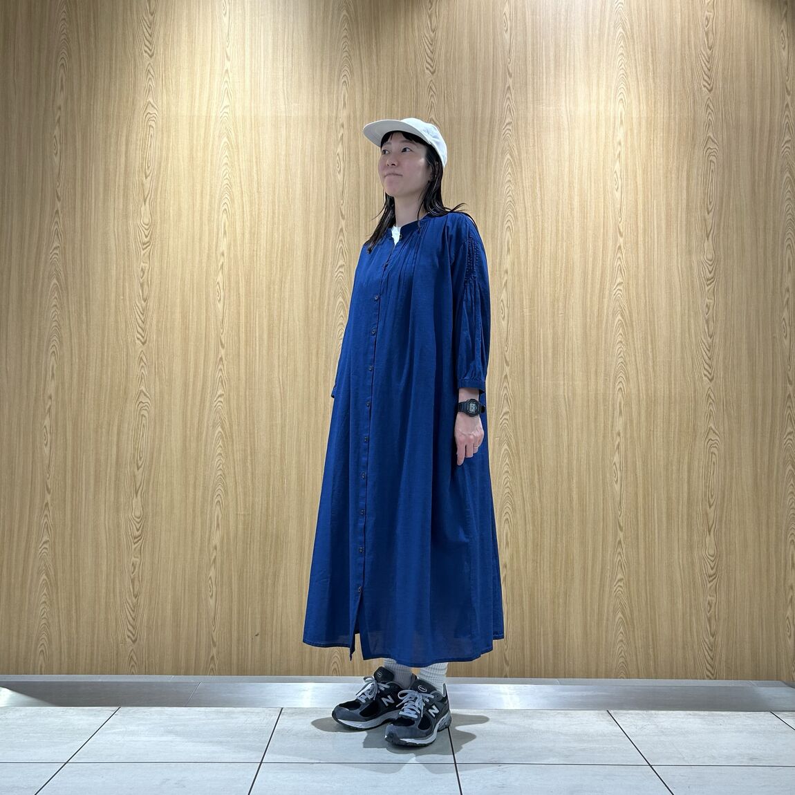 女性スタッフ　インディゴ染め七分袖ワンピース　ネイビー