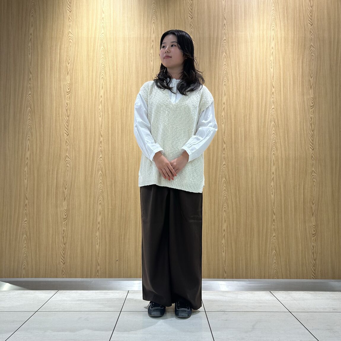 女性スタッフ　コットン混ムラ系Vネックベスト