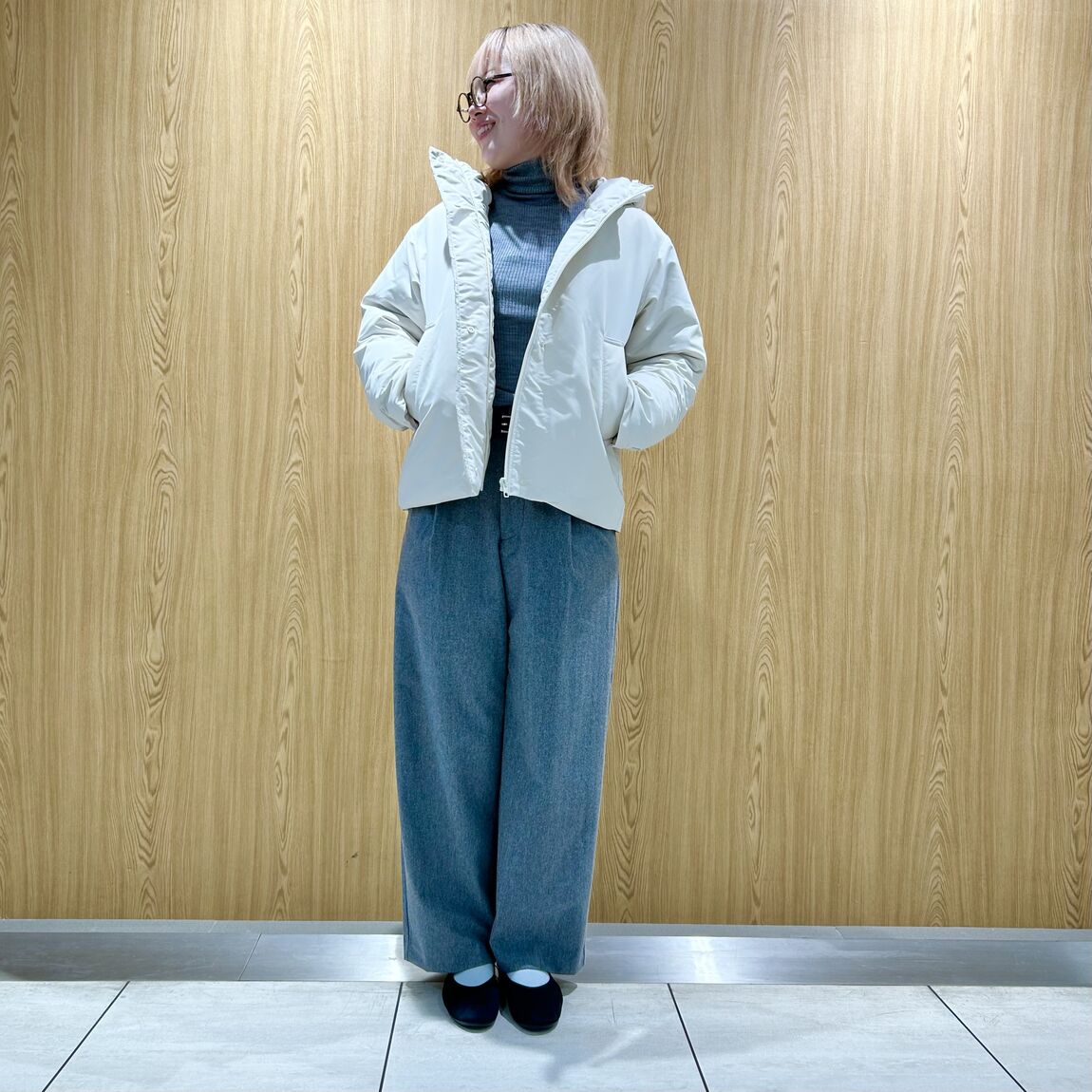 女性スタッフ　ジャケットダウン