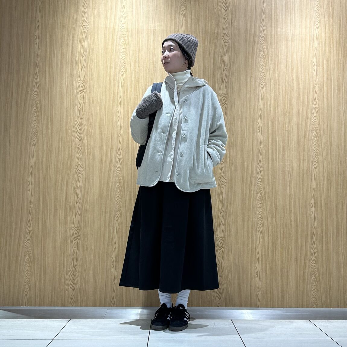 女性スタッフ　フリースカーディガン　オートミール