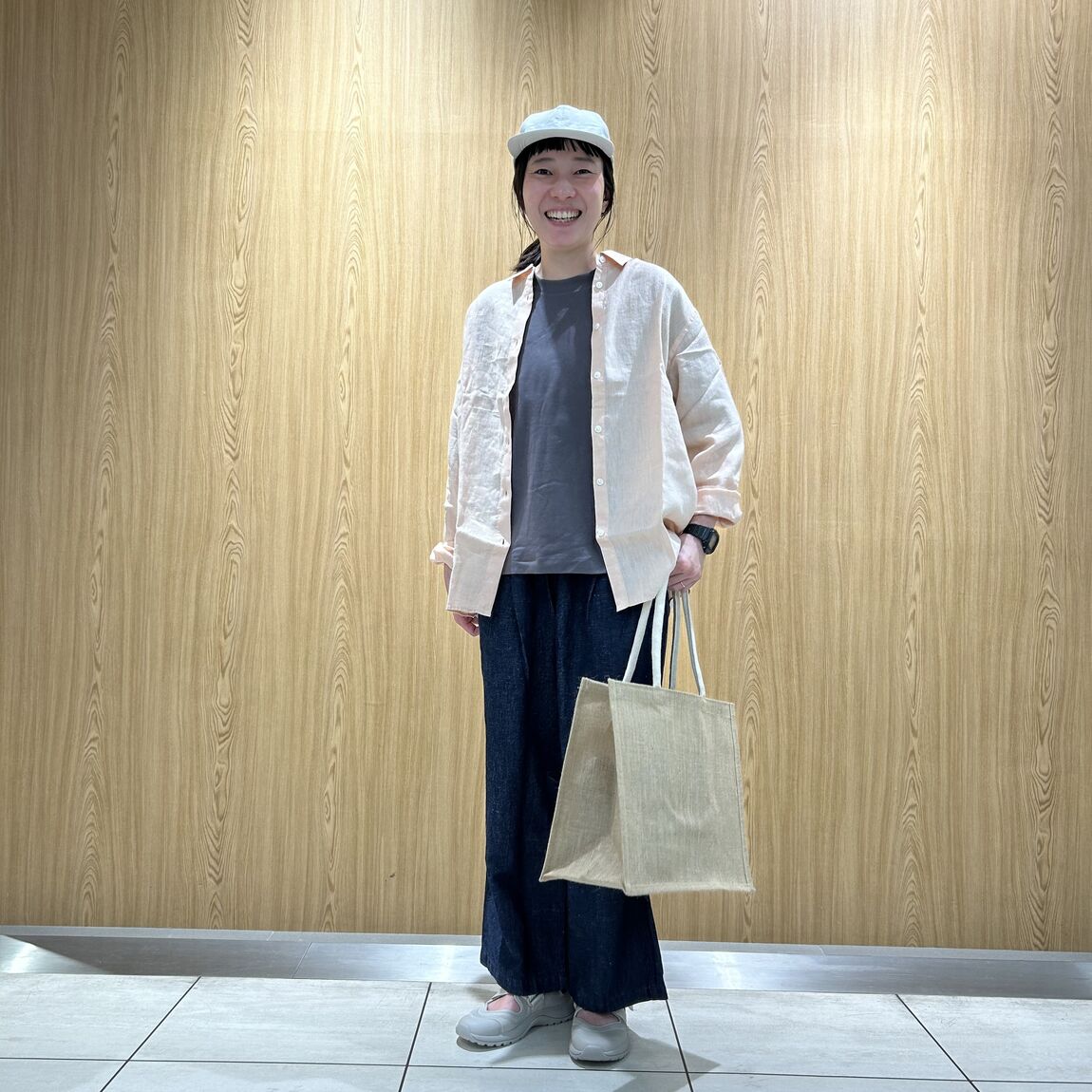 リネン　デニム　女性スタッフ