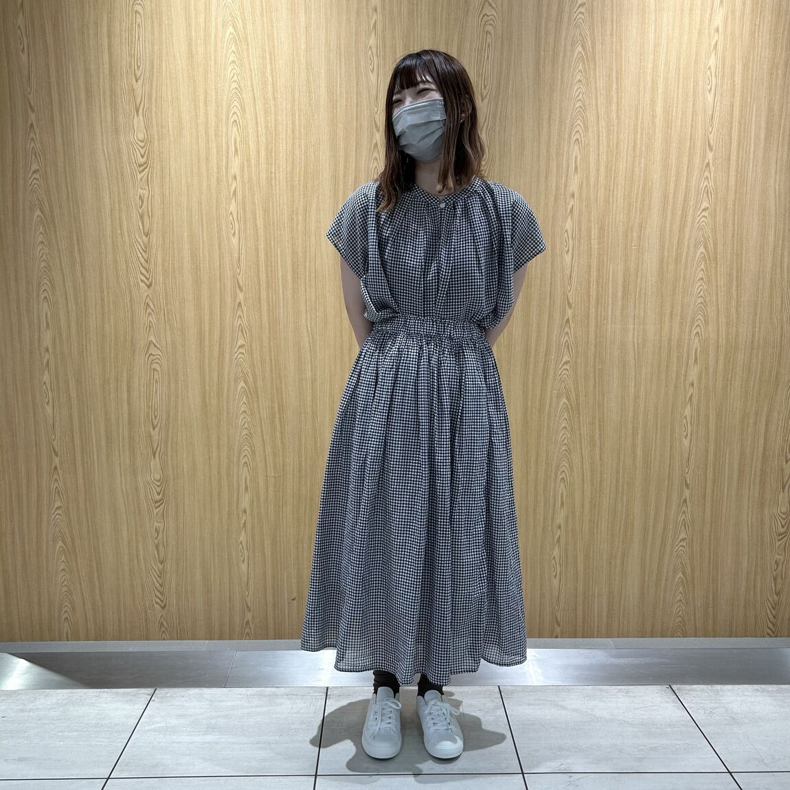 女性スタッフ　黒チェック　セットアップ