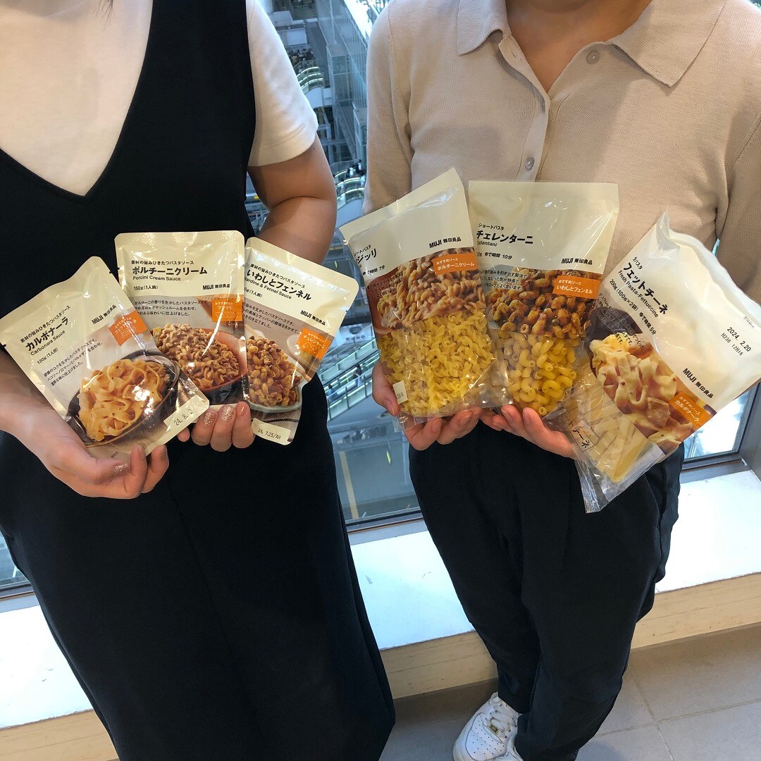 パスタを持っているスタッフの写真