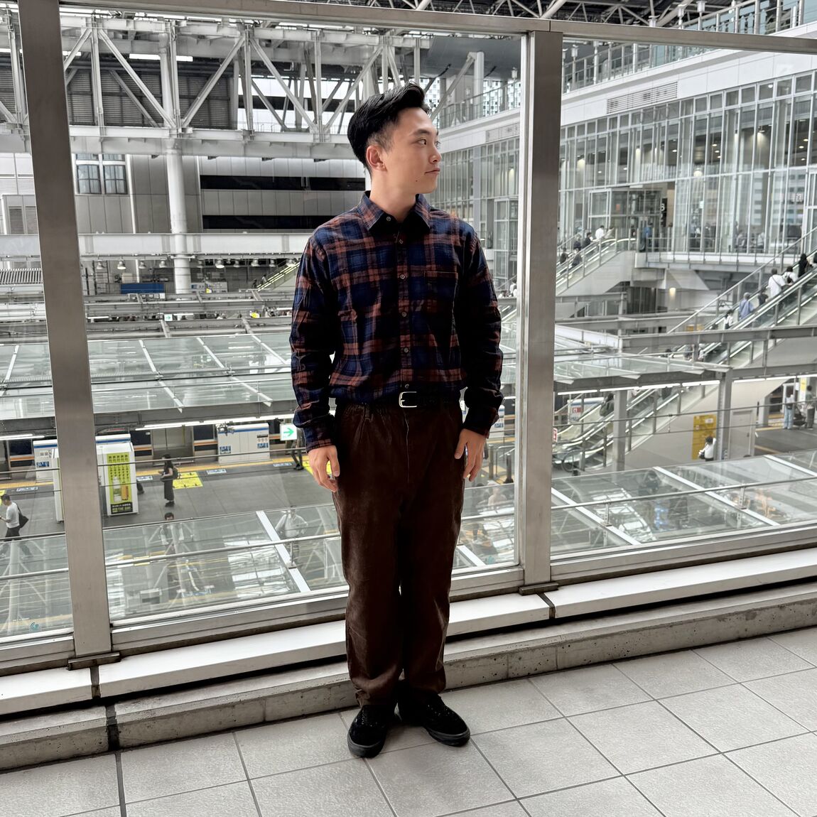 人が服を着て立っている写真