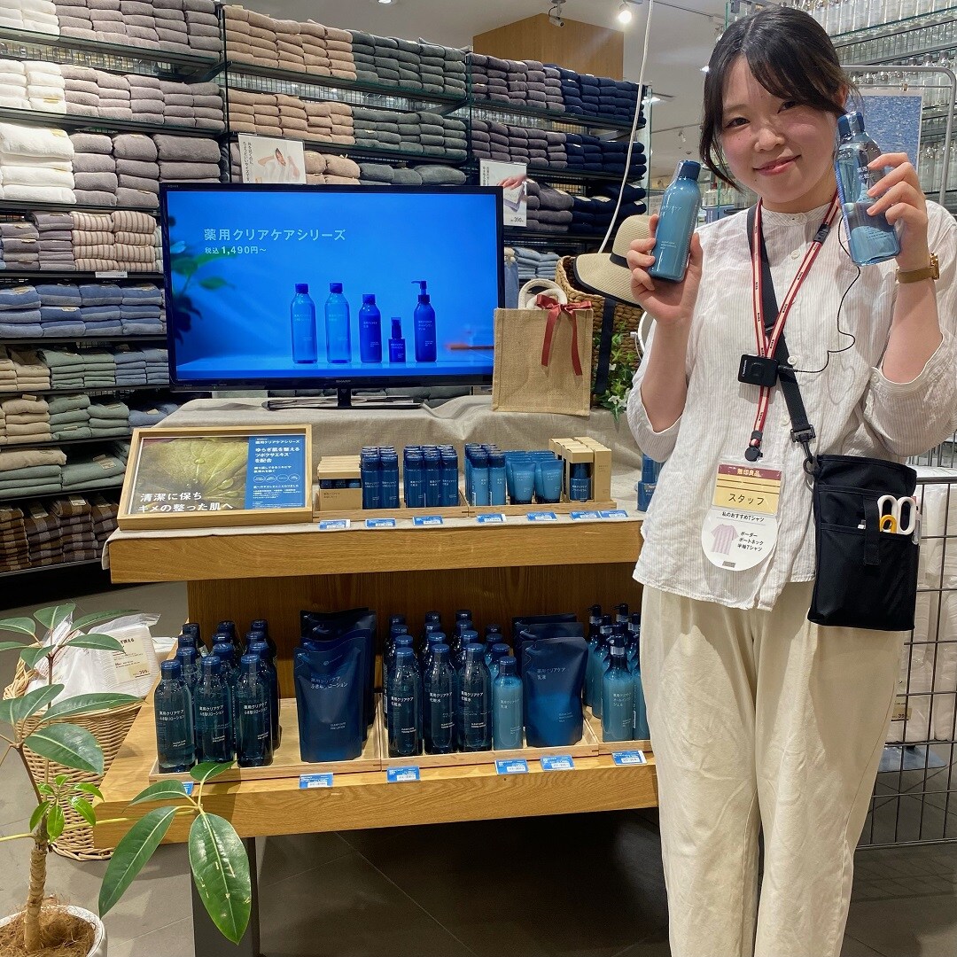 薬用クリアケアシリーズ　スタッフがボトルを持つ　写真