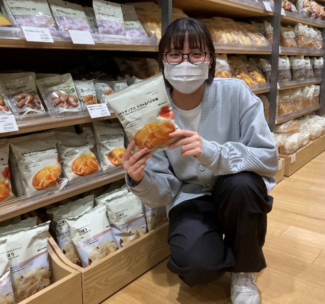 ポテトチップスをもっている画像
