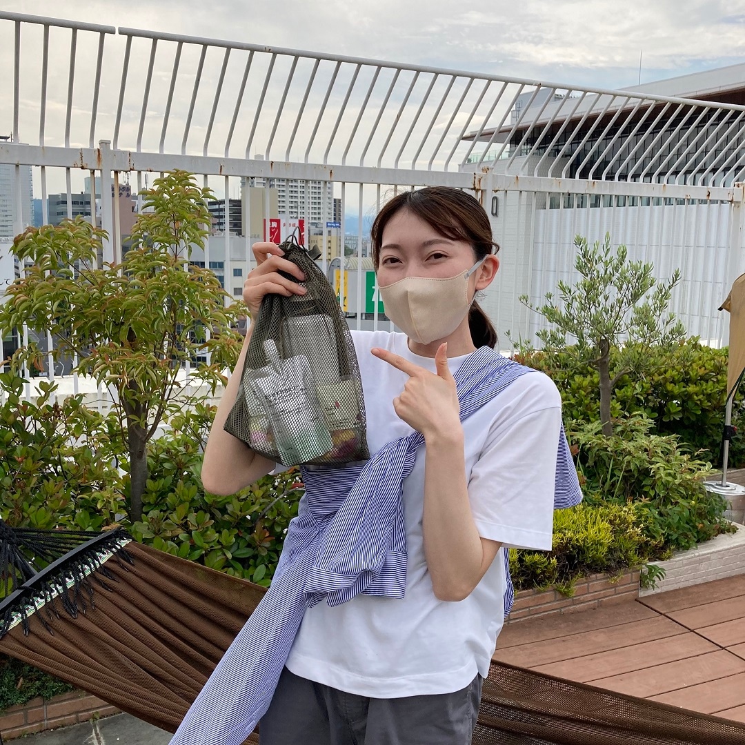 ポリエステルメッシュ巾着を持って微笑んでいる画像