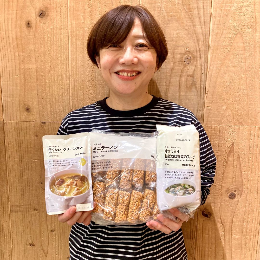 スタッフがおすすめ商品を手に持っている