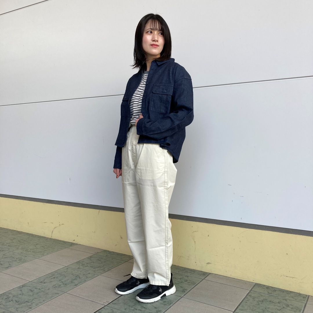 デニムジャケット着用全身写真