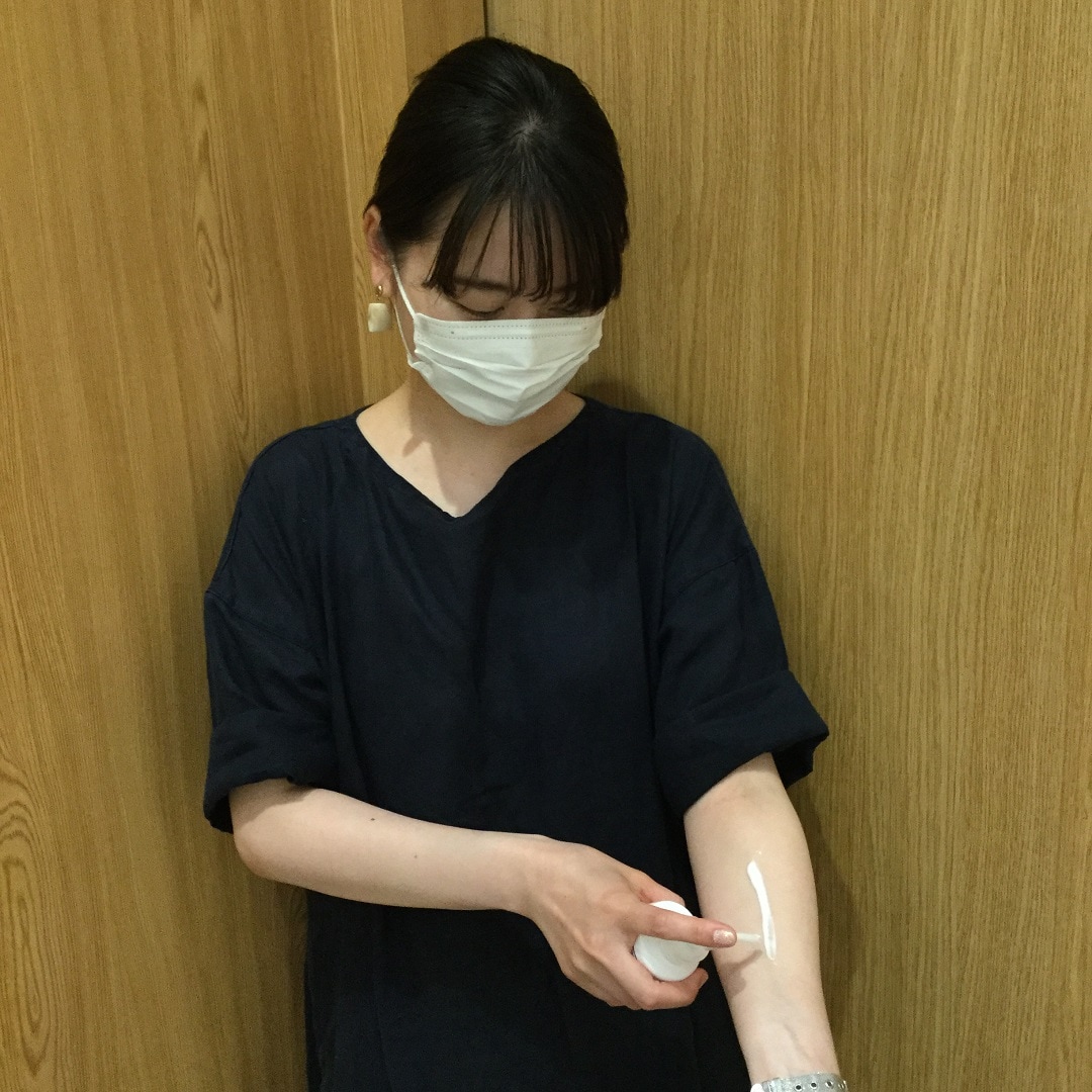 日焼け止めつけてる写真