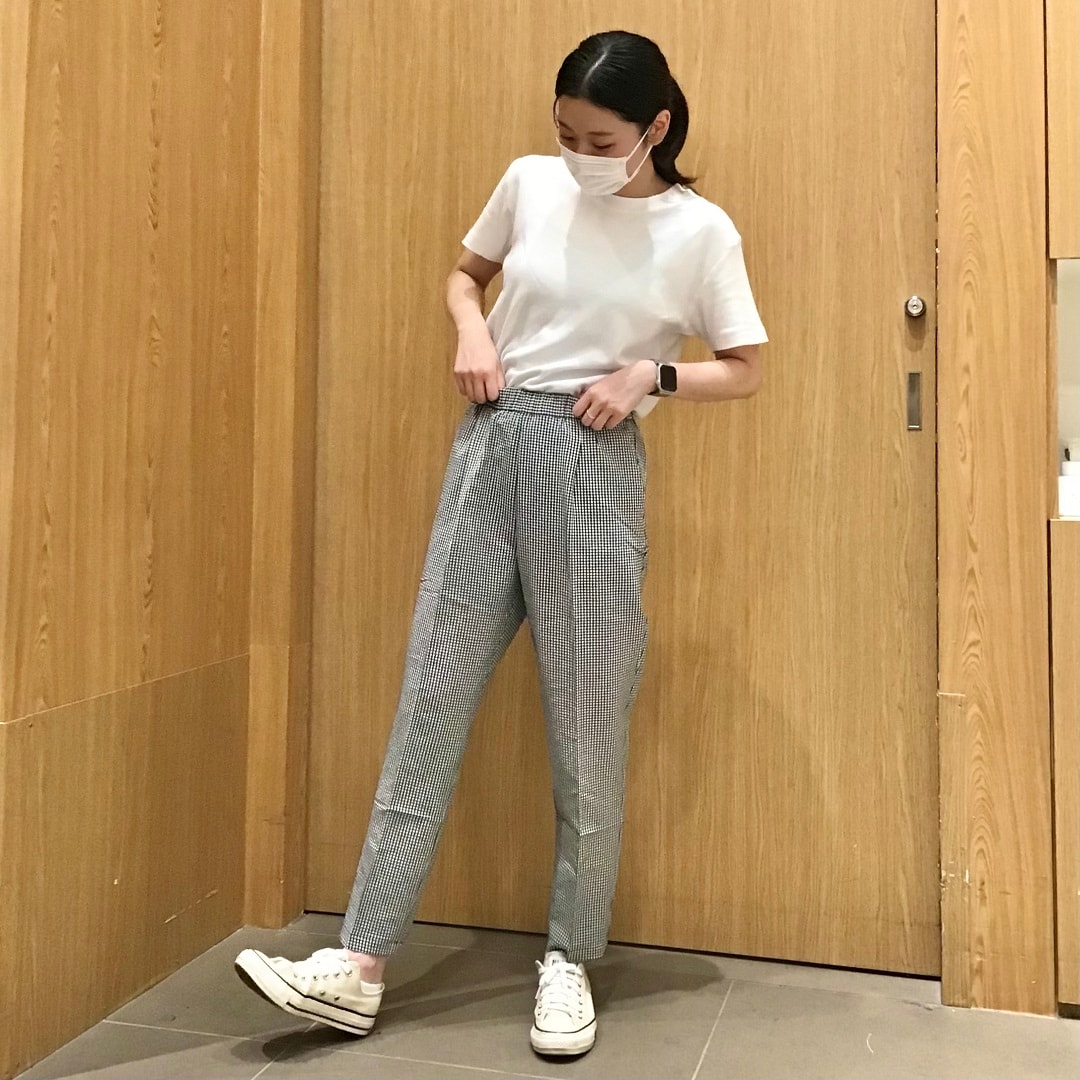 テーパードパンツを履くスタッフ