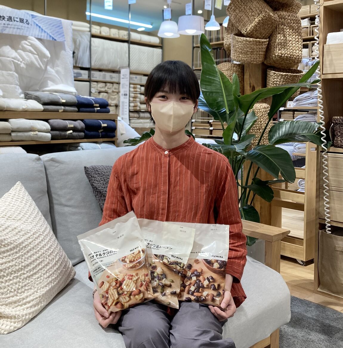 商品を持つスタッフの画像
