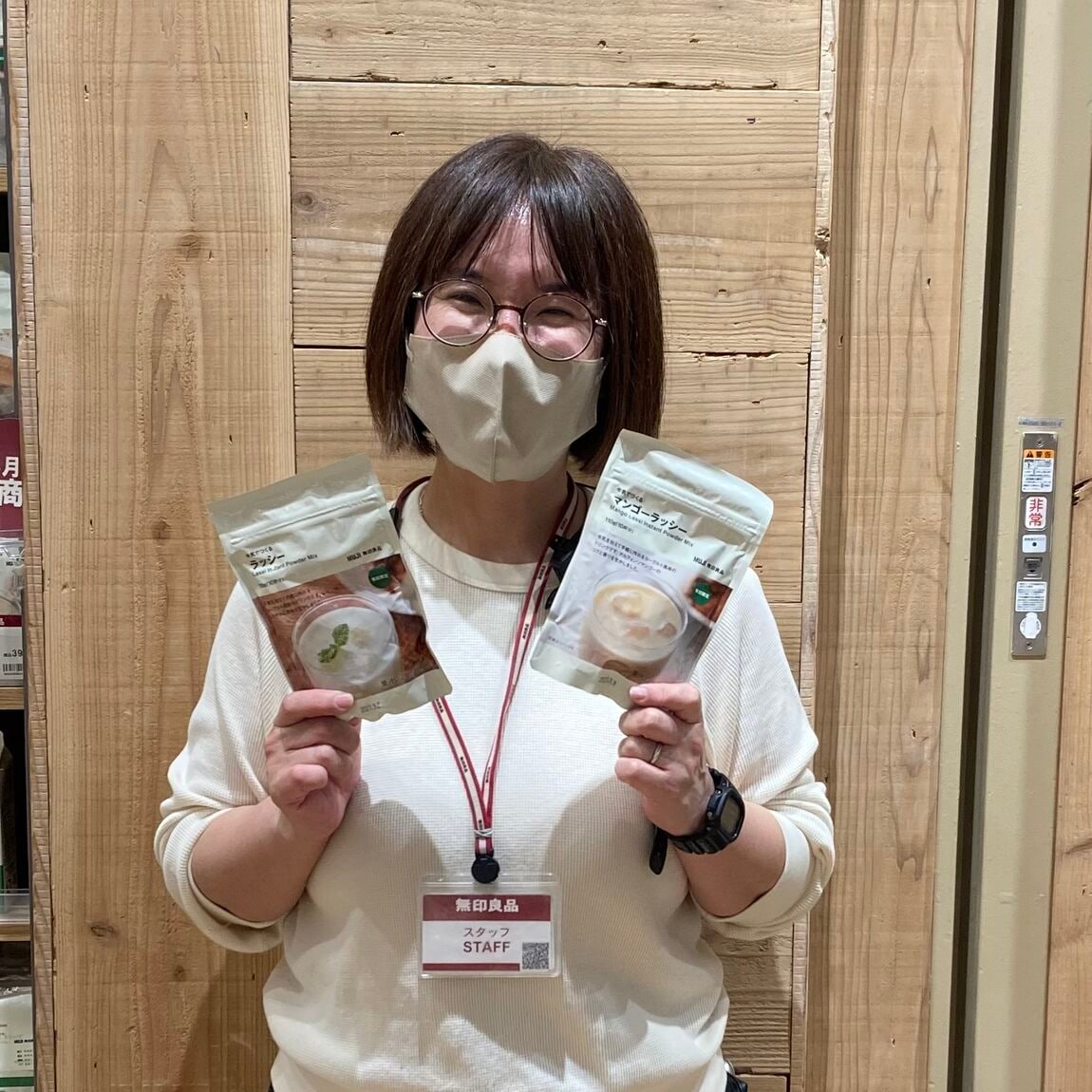 商品を持つスタッフの画像