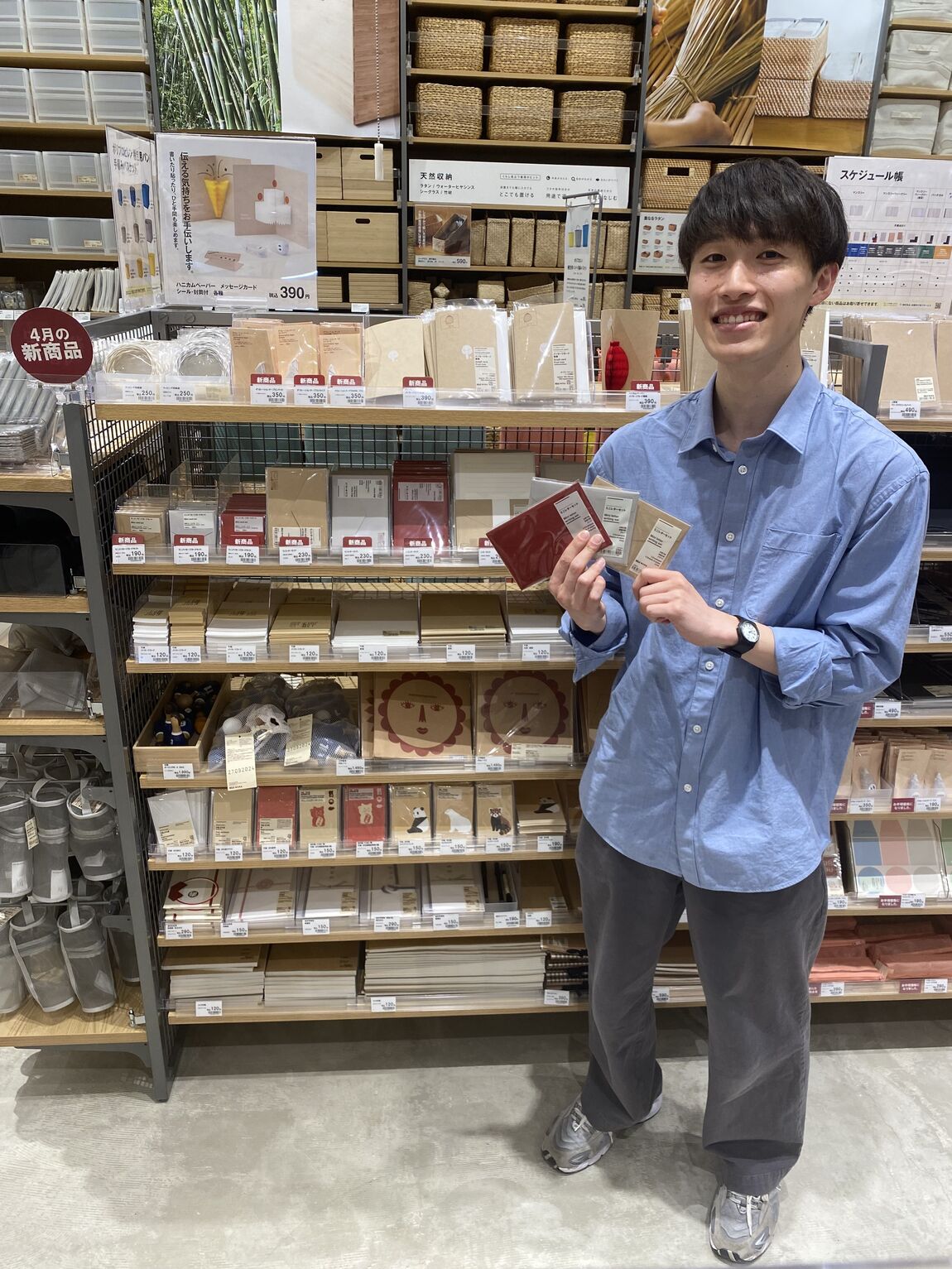 商品を持つスタッフの画像