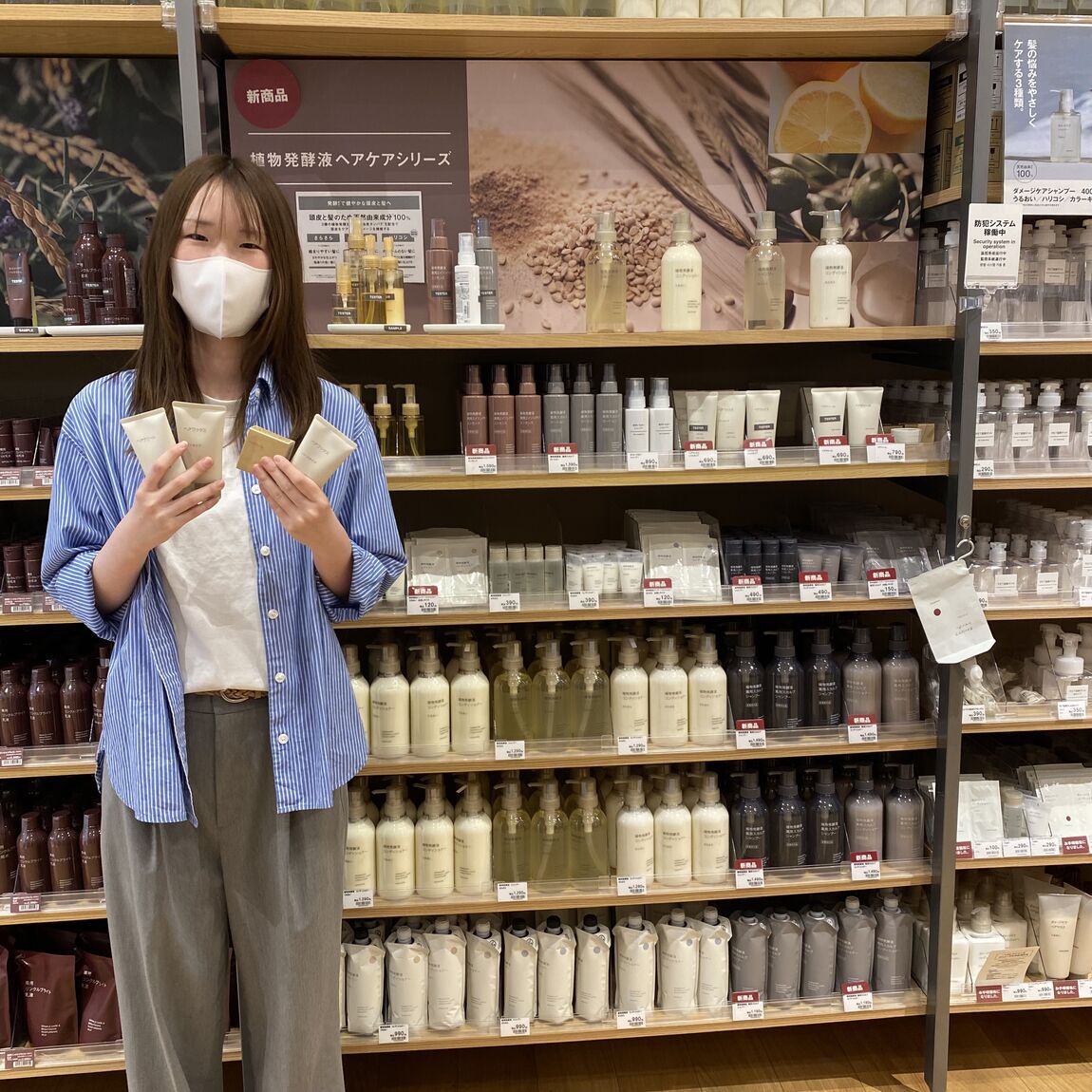 商品を持つスタッフの画像