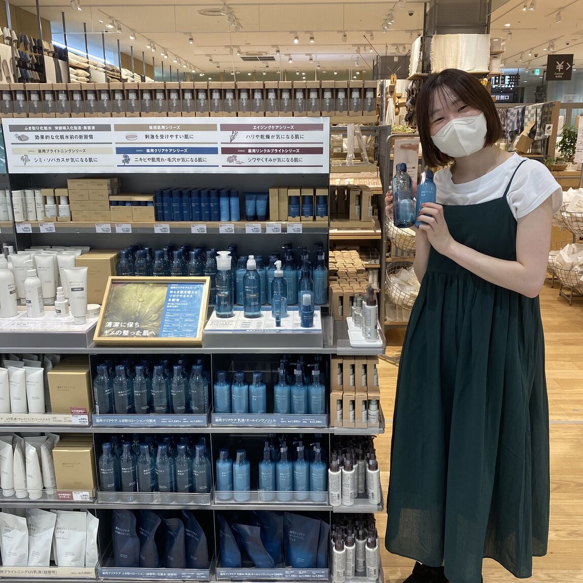 商品を持つスタッフの画像