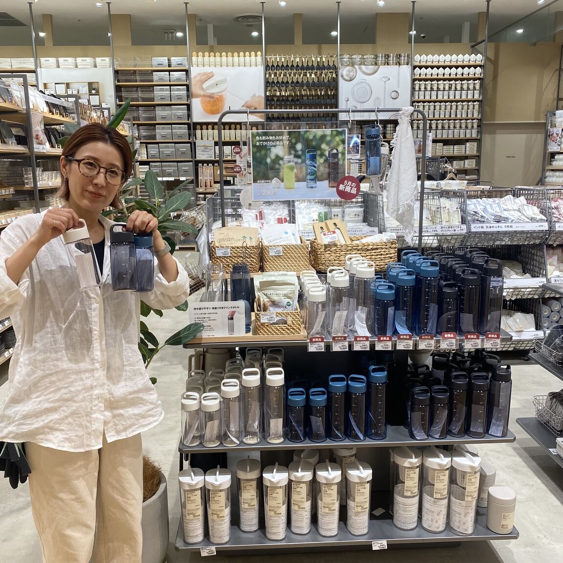 商品を持つスタッフの画像