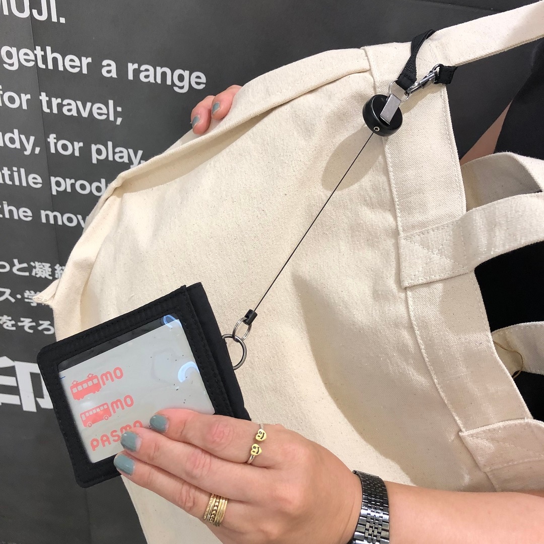 【MUJI to GO 成田国際空港第１ターミナル】普段使いや推し活にも使える「自立するカードホルダーリール付き」