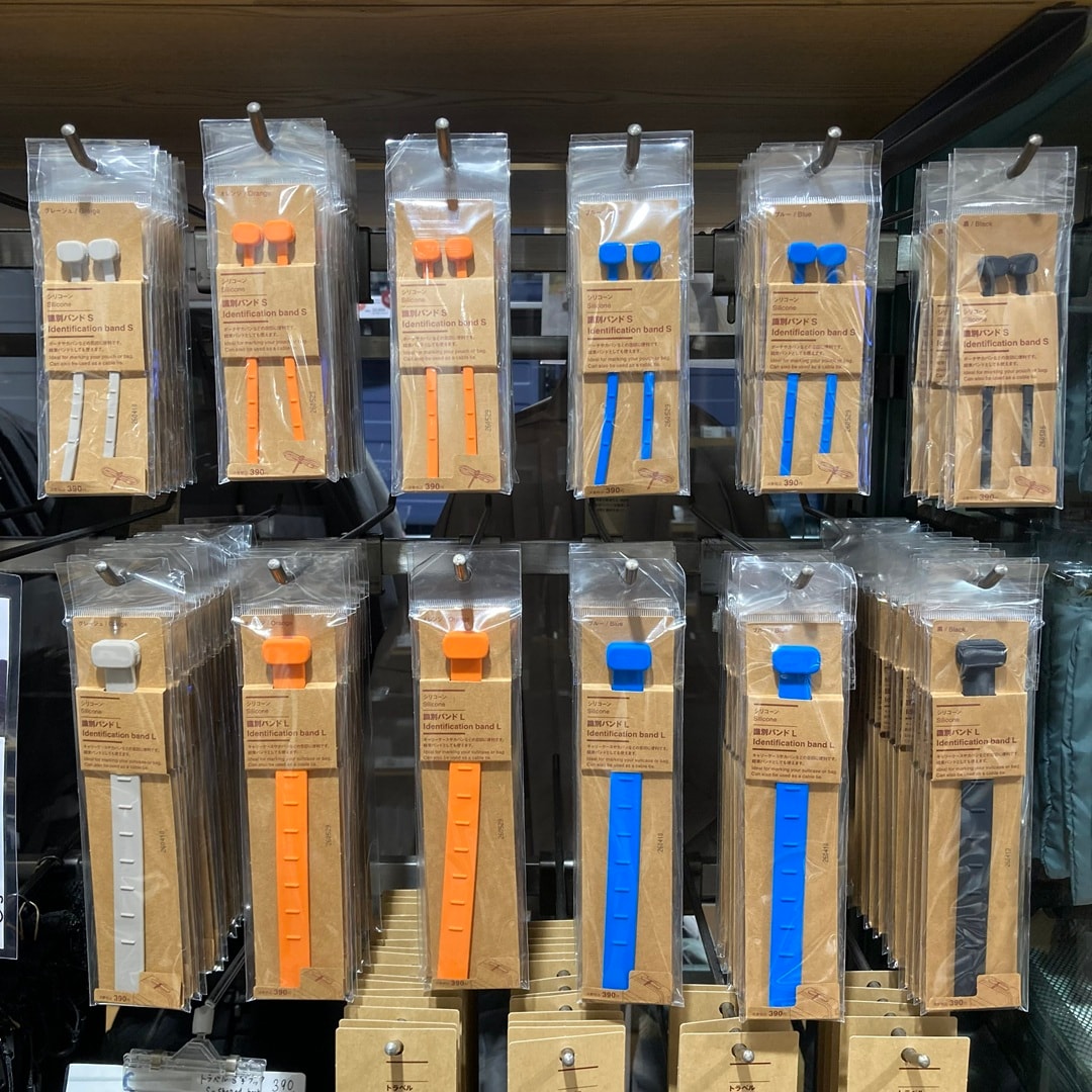【MUJI to GO成田国際空港第1ターミナル】多用途なシリコーン識別バンドを紹介します。