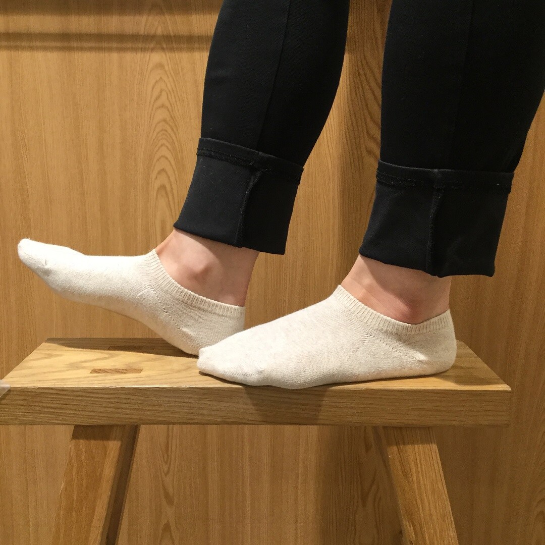 【MUJIcom京都ポルタ】直角くつしたを履いている写真
