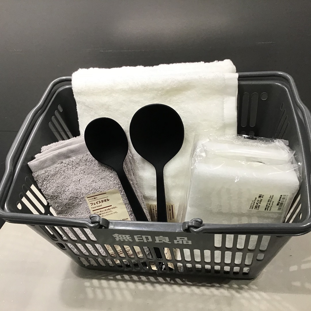 スタッフ購入品のかごの中