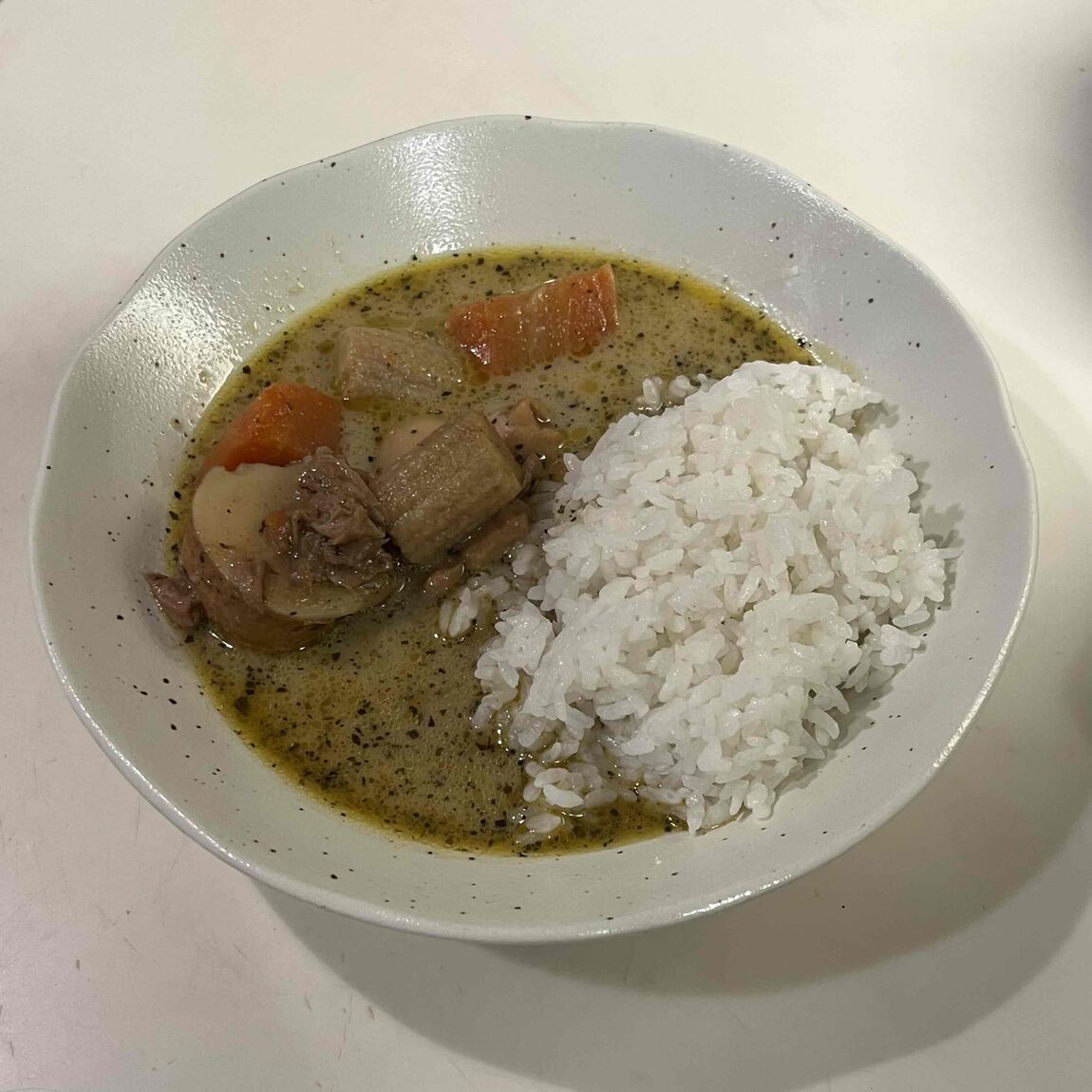 とんこつ和風だしのクリーミースープカレーをご飯に盛り付けた様子