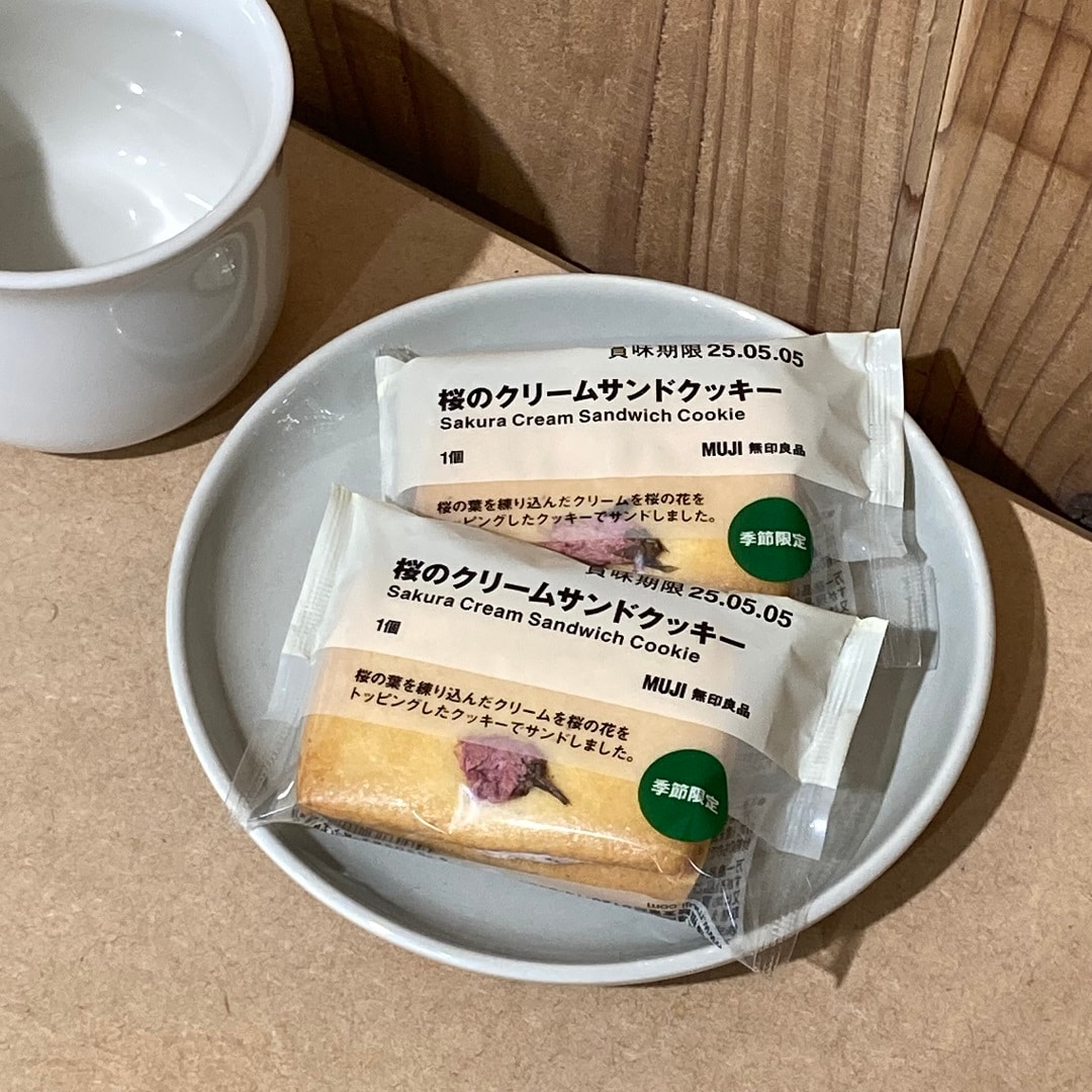 桜のクリームサンドクッキー２点をお皿に乗せた様子