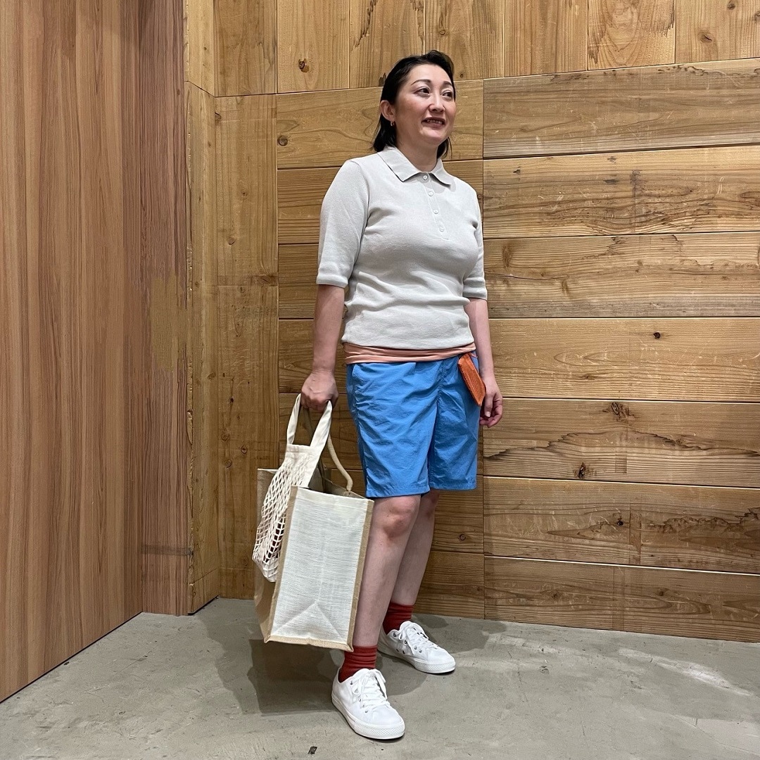 婦人　水色ショートパンツコーデ　全身