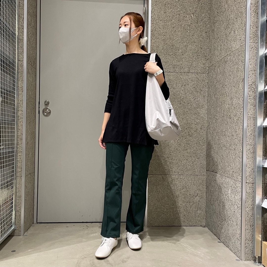 ピンタックフレアパンツとチュニックのコーデ　全身