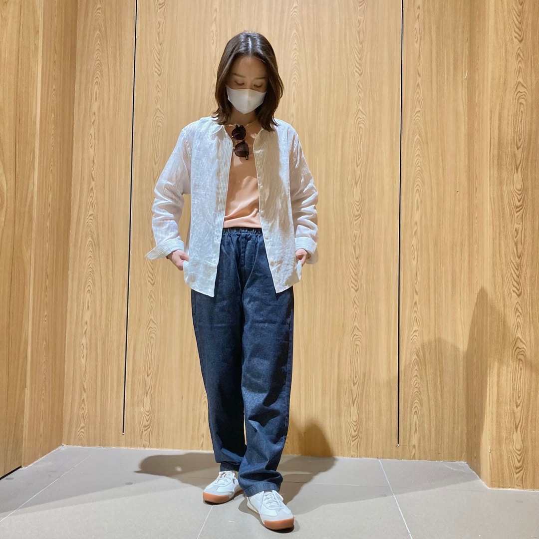 リネンシャツを使った婦人の春コーデ