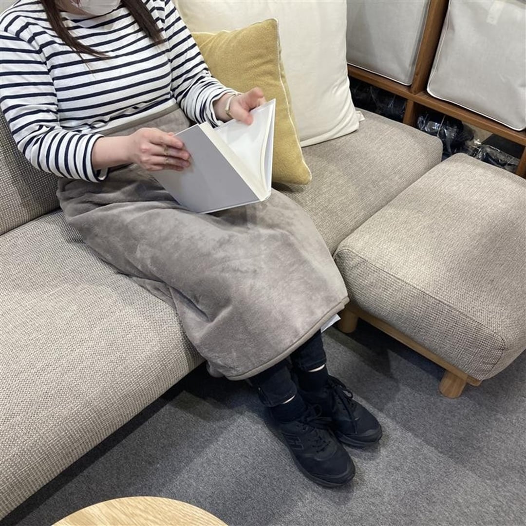 ブランケットを腰巻している写真