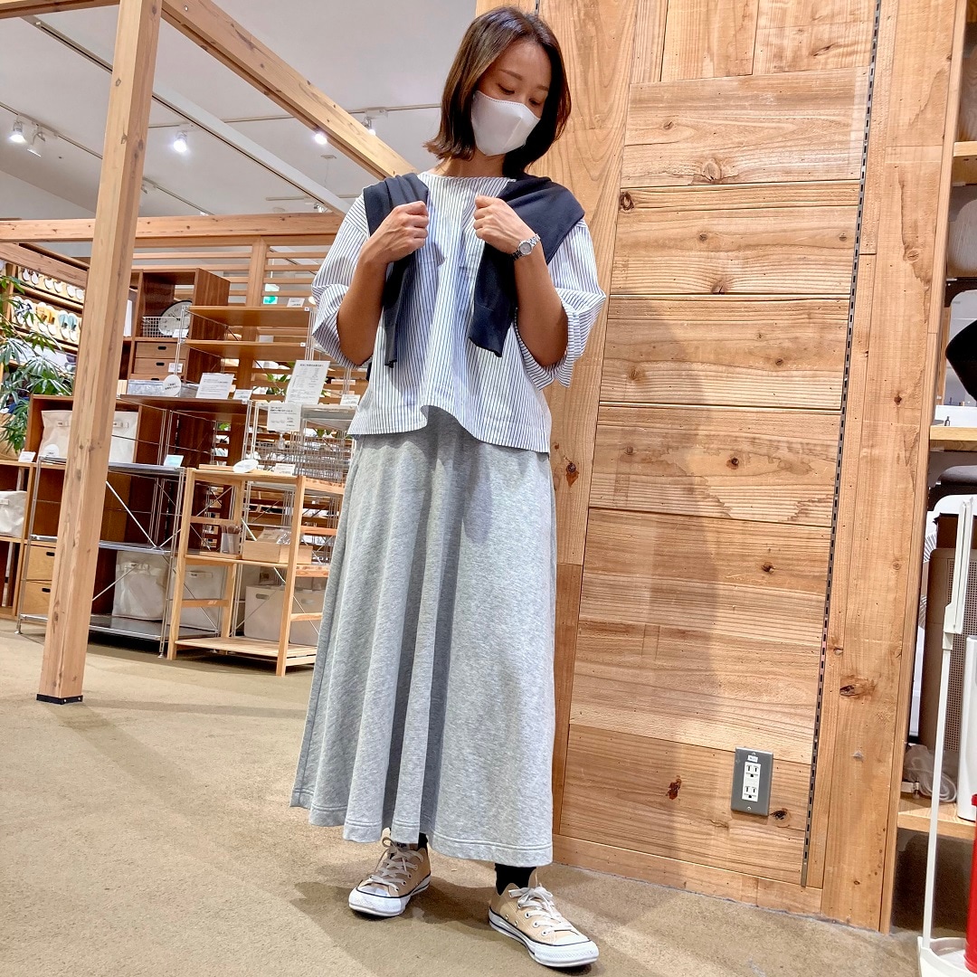 婦人の新商品を使った夏コーデ