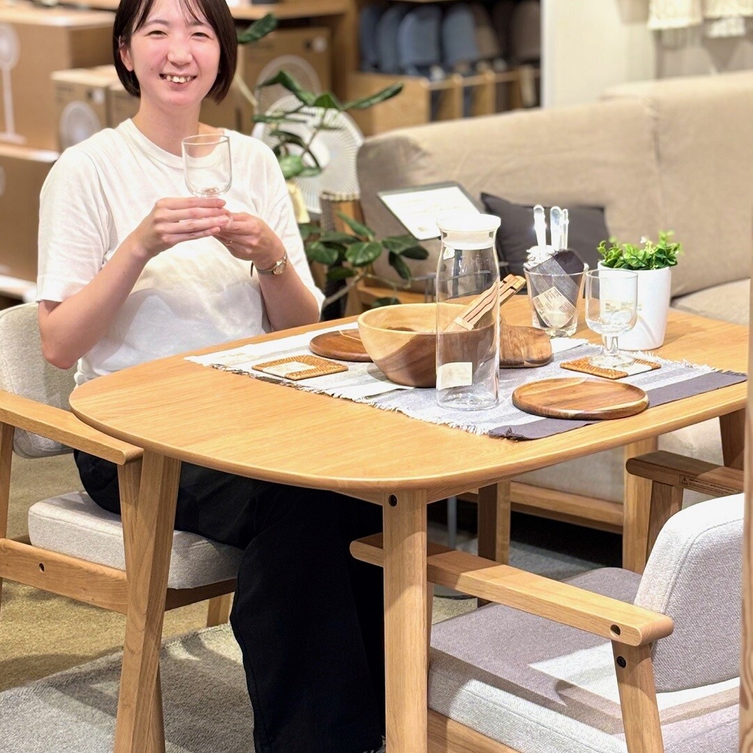 【ザ・モール仙台長町】高さが変えられる木製テーブルの展示写真
