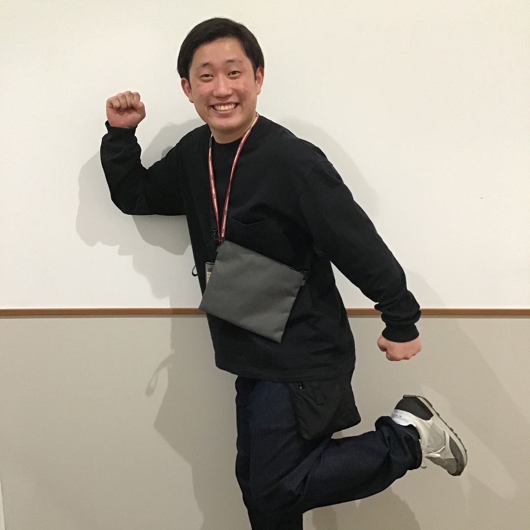 【ザ・モール仙台長町】サコッシュを身に着けた店員