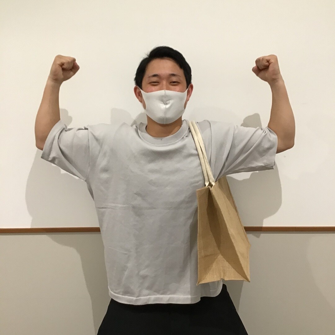 【ザ・モール仙台長町】ニットTシャツを着た人