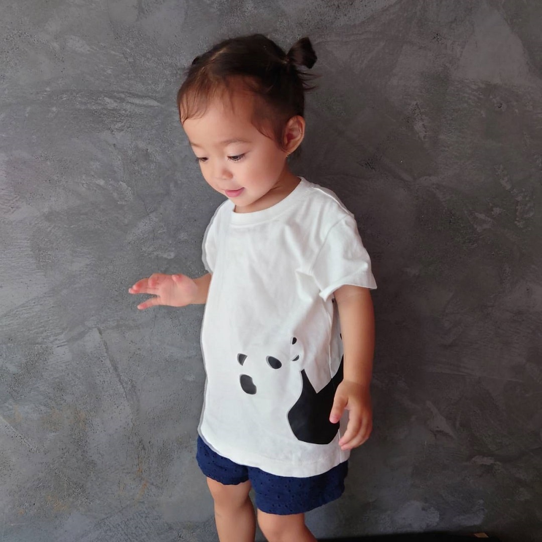 アニマルプリントTシャツをきた女の子