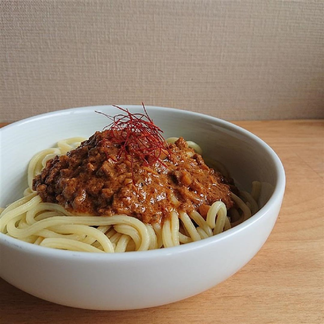 【アピタ島田】麺にかける白胡麻坦々ソース盛り付け画像
