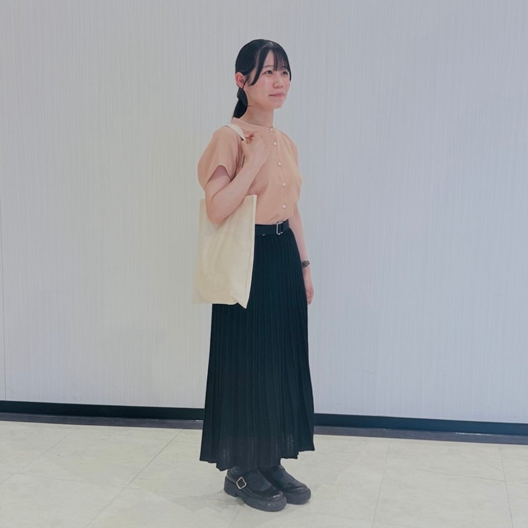 婦人風を通すフレンチスリーブブラウス