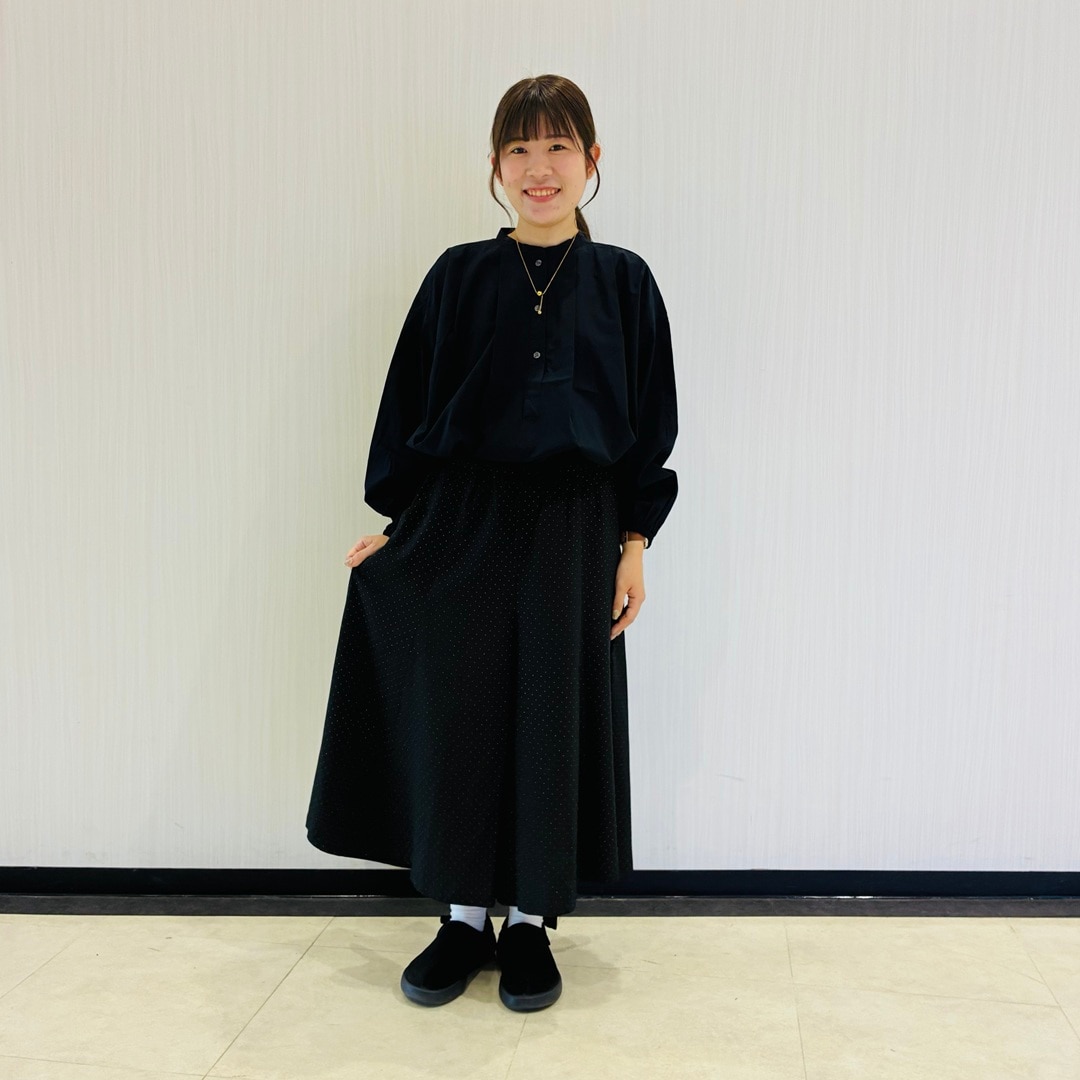 婦人まっすぐ仕立てたブラウスコーデ
