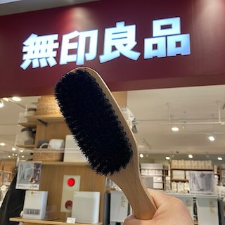 【アピタ島田】洋服のホコリはブラシで落としましょう