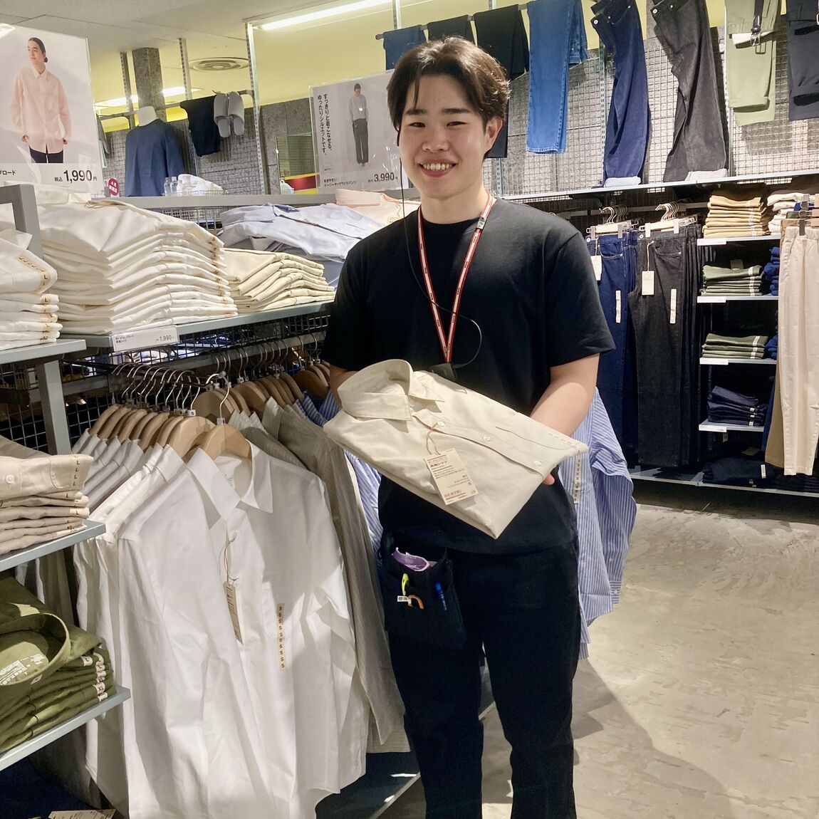 洋服を差し出すスタッフ