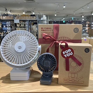 【リヴィンオズ大泉】置いても使える充電式クリップファンのご紹介