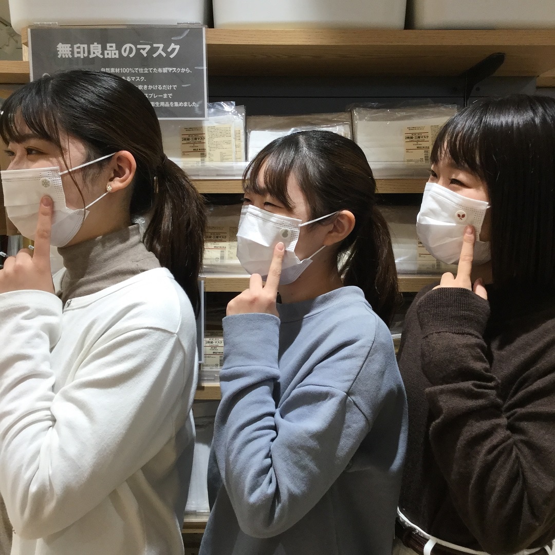 笑ってる