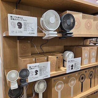 【イオンモール伊丹】置いても使える　充電式クリップファン