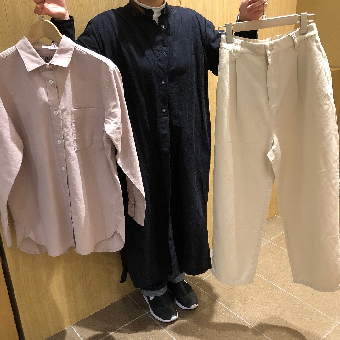 木の実を使ったカポックシャツとパンツとスタッフ