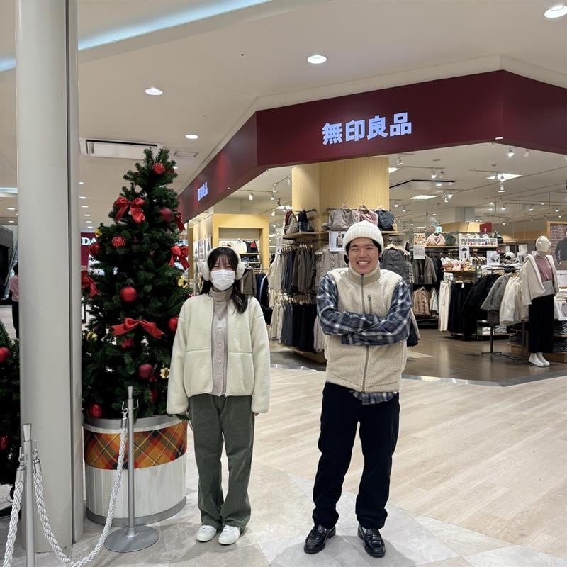 男女ペアの全身コーデの写真