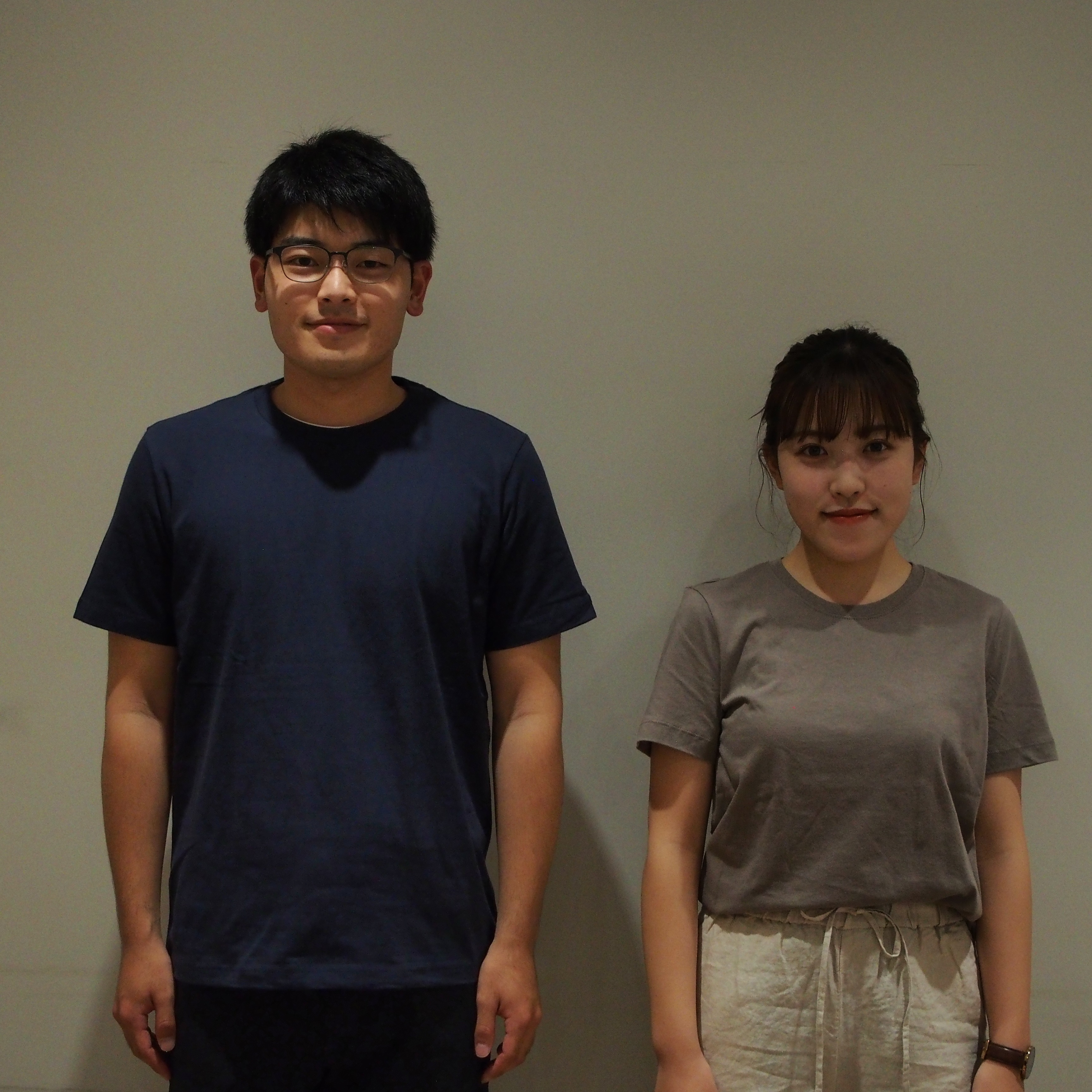 Tシャツを着た男女