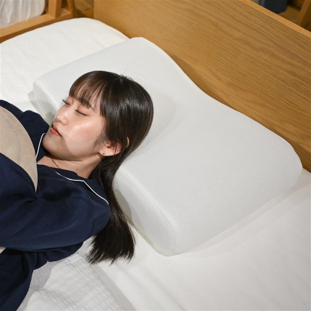寝返りを受け止めるまくらの写真