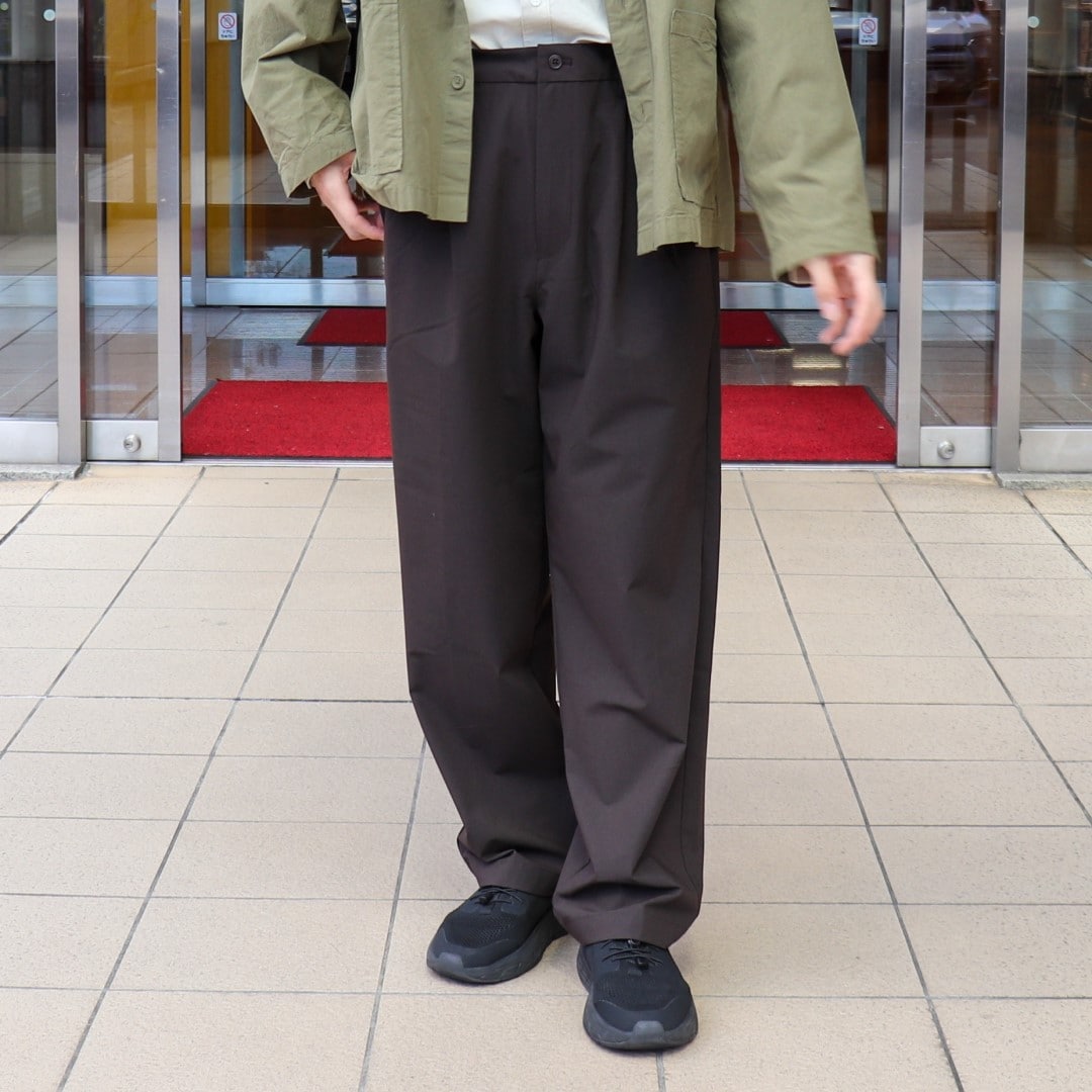 乾きやすいイージータックワイドパンツの写真